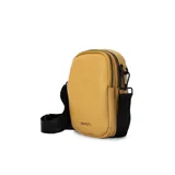 Bandolera color marrón de cuero sintético con correa de galón ajustable y doble cierre superior.