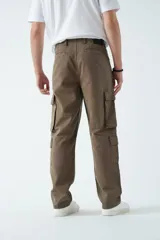 Pantalón cargo negro de canvas, tejido de algodón grueso, con tiro medio, pasa cintos y cuatro bolsillos cargo.