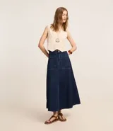 Pollera evasê midi confeccionada en jeans con algodón BCI, con bolsillos delanteros y detalle de encaje.