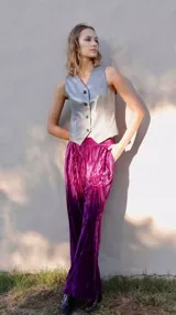 Pantalón de terciopelo color fucsia, de corte palazzo, con bolsillos laterales, pinzas frontales y cintura elástica.