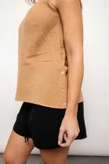 Musculosa color camel, de algodón, con botones en el lateral.