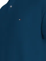Chomba azul de Tommy Hilfiger, corte regular, con cuello tipo chomba, cartera de dos botones, diseño de rayas y logo bordado en el pecho.