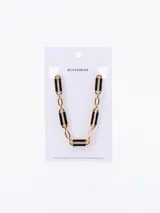 Collar dorado con eslabones rectangulares negros.