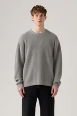 Sweater de punto gris con cuello redondo y textura tipo waffle.