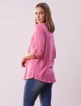 Blusa negra texturada marca Ninety, con cuello a la base, escote en V y abertura central con botones. Delantera con bolsillo y mangas tres cuartos regulables con presilla y botón.