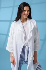 Campera larga de lino color blanco, con corte recto y mangas 3/4.