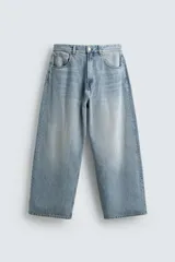 Jeans de algodón de corte ancho y holgado en toda la pierna, tiro medio, con efecto lavado claro. Presenta cinco bolsillos y cierre frontal con cremallera y botón.