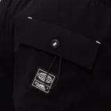 Short de baño negro con cintura elástica y cordón ajustable.