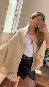 Chal color crema tejido a mano en lana merino peinada con flecos.