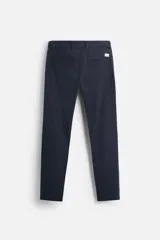 Pantalón chino azul marino, corte skinny fit, confeccionado en tejido de algodón con elasticidad. Cuenta con bolsillos frontales y traseros de vivo. Cierre frontal con cremallera y botón.
