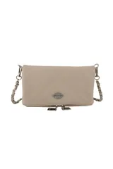 Bandolera color beige con diseño matelaseado en rombos, tira de cadena plateada y aplique metálico con forma de labios.