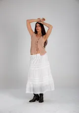 Falda larga de algodón blanco con volados y detalles de encaje.