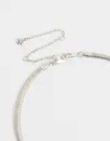 Gargantilla choker plateada de cadena tipo snake con cierre de mosquetón.