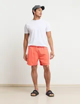 Short de baño verde con cintura elástica ajustable con cordón.