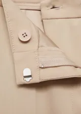 Pantalón de vestir color beige de corte recto con bolsillos laterales y traseros.