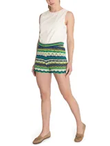 Short tejido a crochet con cintura elastizada, tiro alto y forro interno.