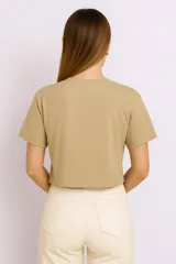 Remera cropped azul marino de algodón con cuello redondo y estampado blanco de una serpiente enroscada en una luna creciente.