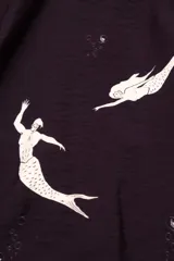 Musculosa negra con estampado de sirenas blancas, corte recto y lazos laterales ajustables.