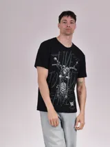 Remera negra de manga corta con estampado de una moto y texto en color gris.