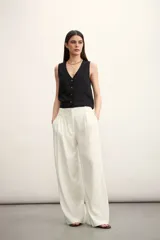 Pantalón de vestir verde militar, de corte palazzo, con pinzas en la cintura y bolsillos laterales.