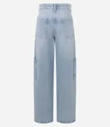 Pantalón wide leg de jeans celeste con cintura alta, bolsillos delanteros, traseros y laterales, cierre con botón y cremallera, y trabillas en la cintura.