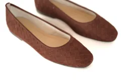 Bailarinas de cuero gamuzado color marrón con efecto tramado entrelazado.