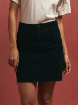 Minifalda de denim color blanco, con corte recto y tajo frontal.