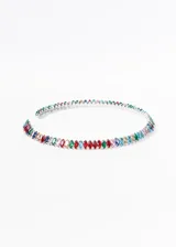 Gargantilla rígida plateada con hilera de zirconias de colores engarzadas.