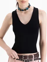 Top de punto acanalado color azul marino, con escote en V y tirantes anchos. Diseño entallado confeccionado en hilado frío con costuras verticales decorativas.