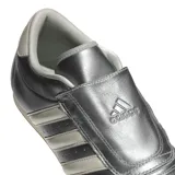 Championes Adidas Taekwondo color gris con las tres tiras blancas.