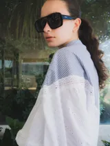 Blusa de mangas globo confeccionada en denim celeste con canesú de encaje negro y detalles de puntilla negra.