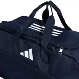 Bolso deportivo Adidas Tiro Duffle, color azul marino con logo blanco. Tiene doble asa de mano y correa de hombro ajustable.