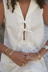 Brazalete ancho de bronce macizo con textura irregular.