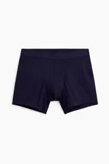 Pack de tres calzoncillos tipo trunk color azul marino, confeccionados en punto elástico con costuras planas y cintura elástica. Cuentan con tecnología Lycra® Xtra Life™.