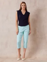 Pantalón capri color celeste en gabardina elastizada, marca Ruby Rd. Delantera con bolsillos simulados, trasera con bolsillos aplicados. Pretina ancha, corte recto y terminación de ruedo con detalle calado.