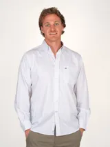 Camisa de manga larga con cuello abotonado, corte clásico y estampado a cuadros azul y blanco. Tiene un bolsillo en el pecho con logo bordado.