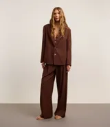 Blazer marrón de viscolino con solapas, botones para cierre y bolsillos delanteros. Corte amplio.