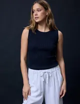 Musculosa color beige en tejido acanalado, marca Tahari, con cuello a la base y sin mangas.