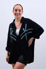 Camisa negra de corte amplio con botones y estampado de líneas con lentejuelas en color celeste y plateado.