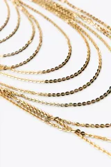 Collar dorado con múltiples cadenas de diferente longitud y cierre de mosquetón.