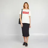 Camiseta blanca de manga corta con cuello redondo y estampado frontal con la frase "BELLA MAMA" en color rojo.