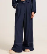 Pantalón pantalona azul marino de viscosa y lino, con cintura alta con botones y bajo largo.