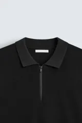 Polo de hombre regular fit, tejido de punto con mezcla de viscosa, color negro. Tiene cuello solapa con cierre frontal de cremallera, manga larga y acabados en rib.