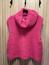 Chaleco tejido de punto grueso color fucsia, con cuello alto y sin mangas.