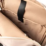 Mochila rectangular color taupe de poliéster, con cierre superior y dos bolsillos externos con cierre. Tiene un bolsillo interno con cierre y dos abiertos. Las correas son regulables y las asas fijas.