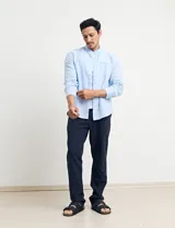 Camisa de lino color beige, de cuello mao y manga larga.