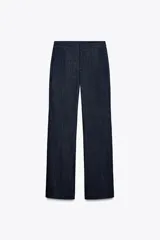 Pantalón de jean de tiro medio con bolsillos delanteros, raya planchada y corte flare.