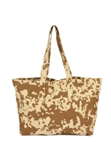 Bolso shopper con estampado de camuflaje en tonos beige y marrón.