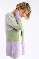 Cardigan largo de tejido de punto grueso, con diseño color block en tonos gris, verde y lila.