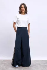 Remera blanca de algodón con mangas cortas y cuello redondo.